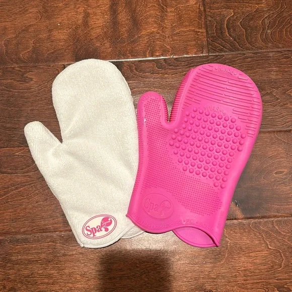 Sigma Makeup Brush Cleaner Glove - Picture 2 of 12